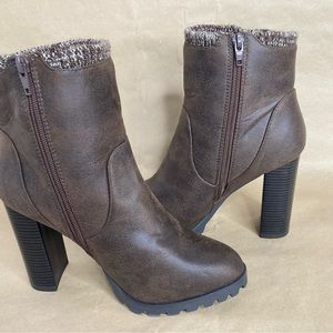 JustFab Carlina sweater cuff booties size 8.5 like new